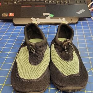 Kids Water Shoes Black and Green Size 2/3